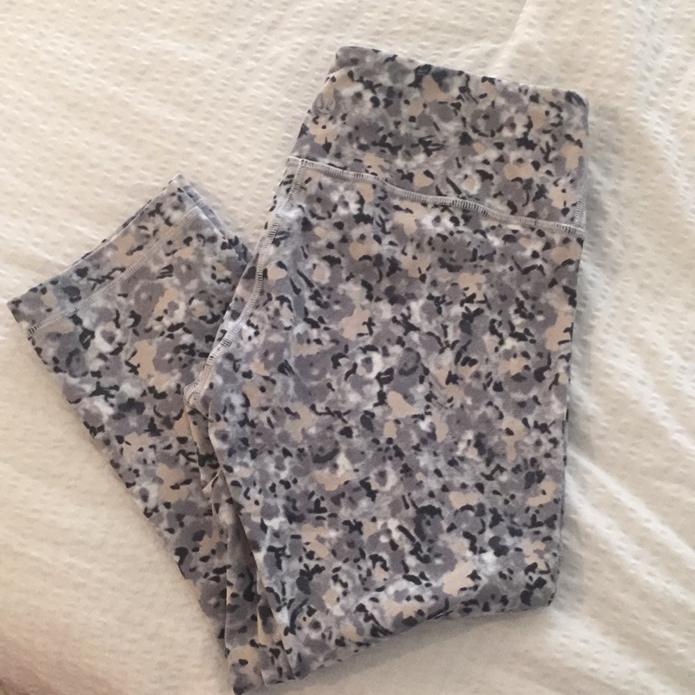 GUC lululemon Wunder Under crops